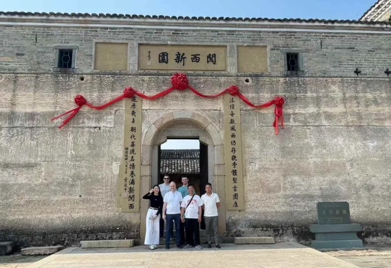 Forger des affaires, forger l'amitié : l'usine de gravure sur métal de Yanming approfondit sa coopération avec ses clients étrangers